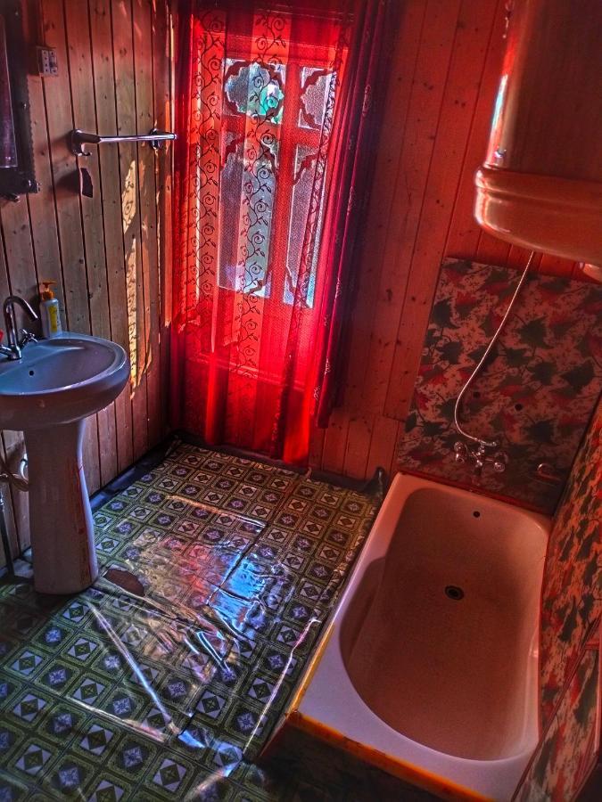 Отель Lala Rukh Group Of Houseboats Сринагар Экстерьер фото