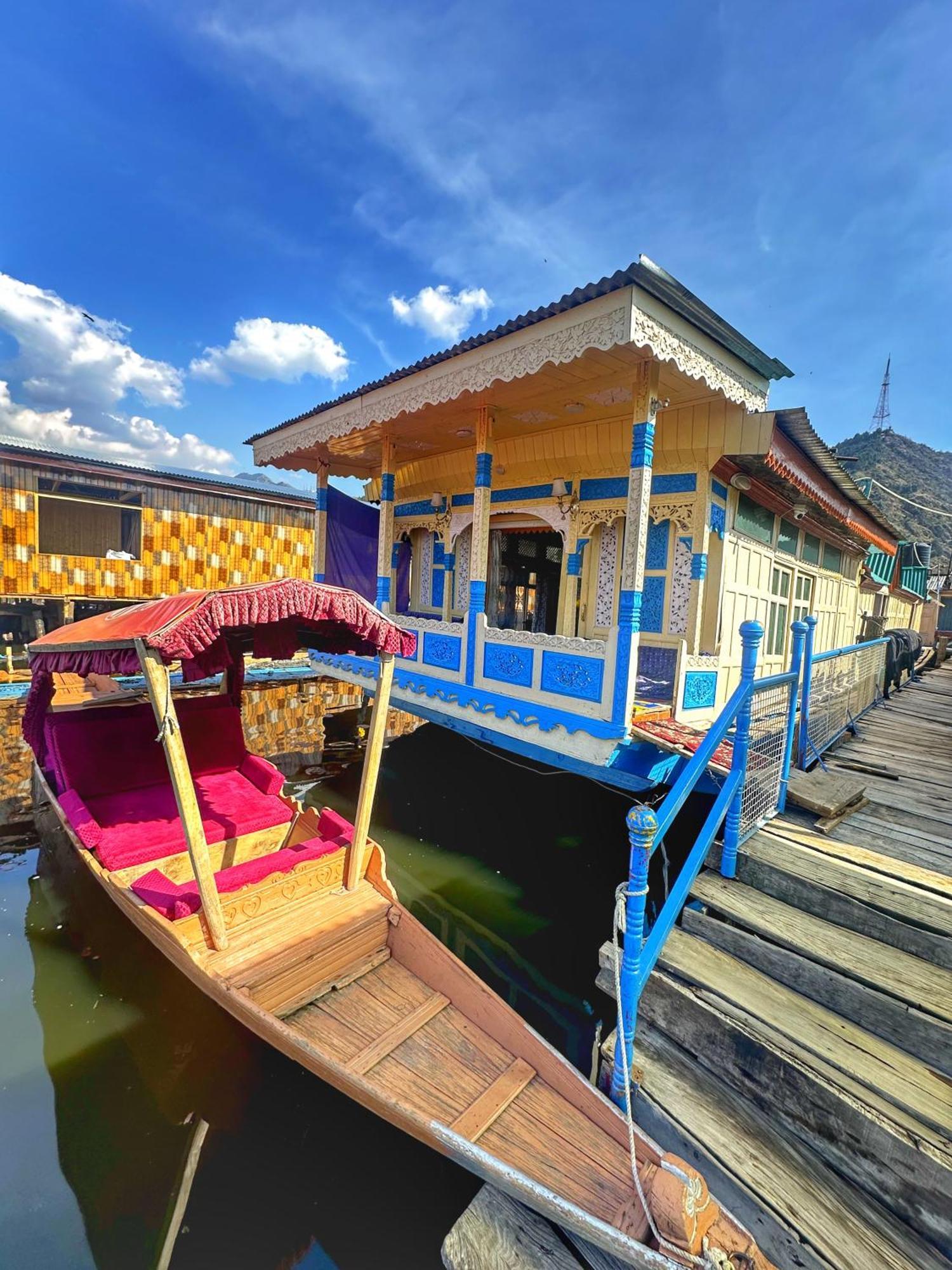 Отель Lala Rukh Group Of Houseboats Сринагар Экстерьер фото