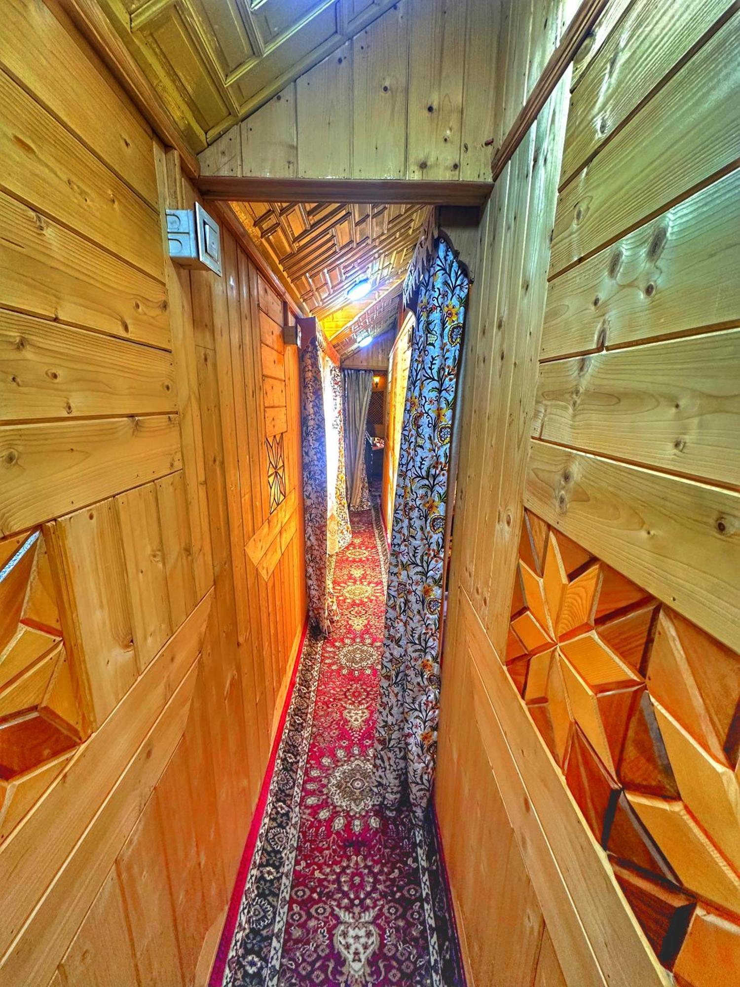 Отель Lala Rukh Group Of Houseboats Сринагар Экстерьер фото