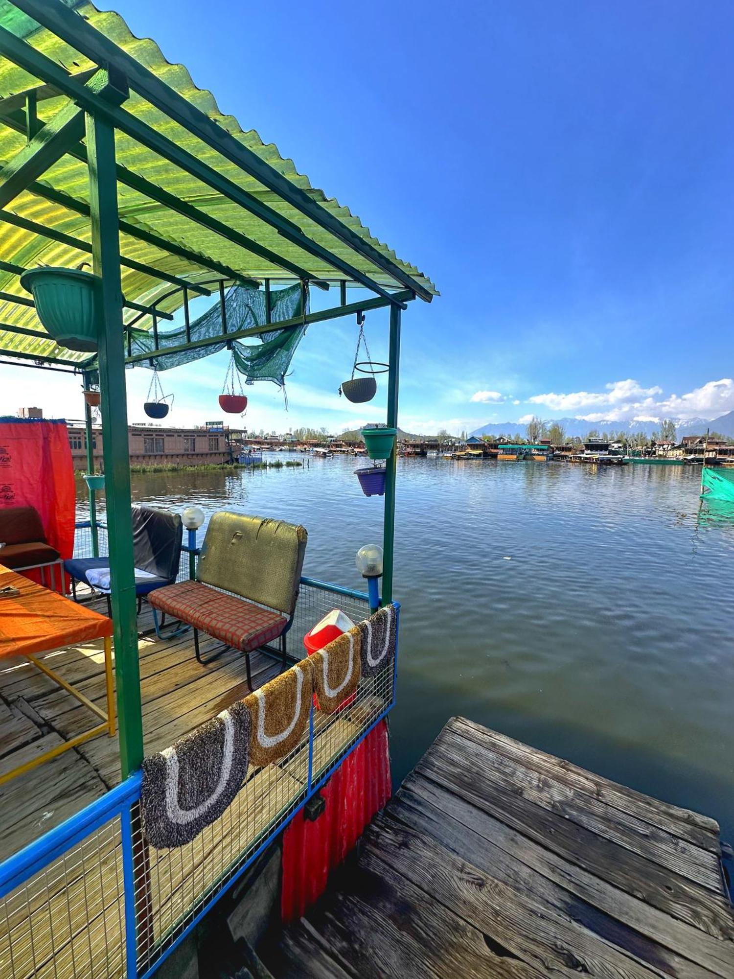 Отель Lala Rukh Group Of Houseboats Сринагар Экстерьер фото